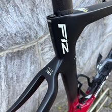 Carica l'immagine nel visualizzatore di Gallery, Pinarello Dogma F12 Disc