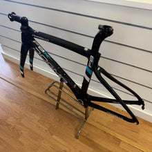 Carica l'immagine nel visualizzatore di Gallery, Pinarello Dogma F8 X-Light