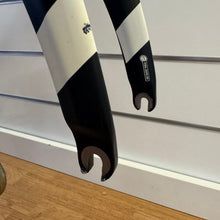 Carica l'immagine nel visualizzatore di Gallery, Pinarello Dogma F8 X-Light