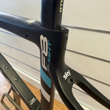 Carica l'immagine nel visualizzatore di Gallery, Pinarello Dogma F8 X-Light