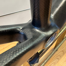 Carica l'immagine nel visualizzatore di Gallery, Paletti Handmade Carbon