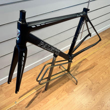 Carica l'immagine nel visualizzatore di Gallery, Paletti Handmade Carbon
