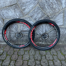 Carica l'immagine nel visualizzatore di Gallery, Fulcrum Red Metal 3
