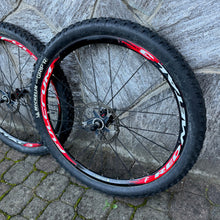 Carica l'immagine nel visualizzatore di Gallery, Fulcrum Red Metal 3