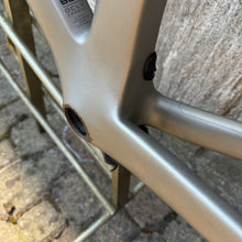 Carica l'immagine nel visualizzatore di Gallery, Trek Madone 9.8