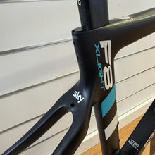 Carica l'immagine nel visualizzatore di Gallery, Pinarello Dogma  F8 X-Light

