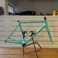 Carica l'immagine nel visualizzatore di Gallery, Bianchi Specialissima CV
