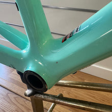 Carica l'immagine nel visualizzatore di Gallery, Bianchi Specialissima CV
