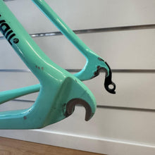 Carica l'immagine nel visualizzatore di Gallery, Bianchi Specialissima CV
