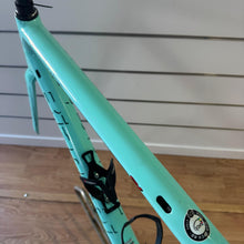Carica l'immagine nel visualizzatore di Gallery, Bianchi Specialissima CV
