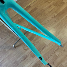 Carica l'immagine nel visualizzatore di Gallery, Bianchi Specialissima CV
