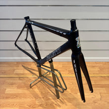 Carica l'immagine nel visualizzatore di Gallery, Paletti Handmade Carbon
