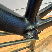 Carica l'immagine nel visualizzatore di Gallery, Paletti Handmade Carbon
