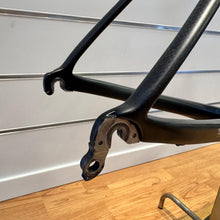 Carica l'immagine nel visualizzatore di Gallery, Paletti Handmade Carbon
