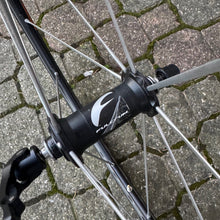 Carica l&#39;immagine nel visualizzatore di Gallery, Fulcrum Racing 1
