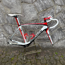 Carica l&#39;immagine nel visualizzatore di Gallery, Bianchi Oltre Superleggera Reparto Corse
